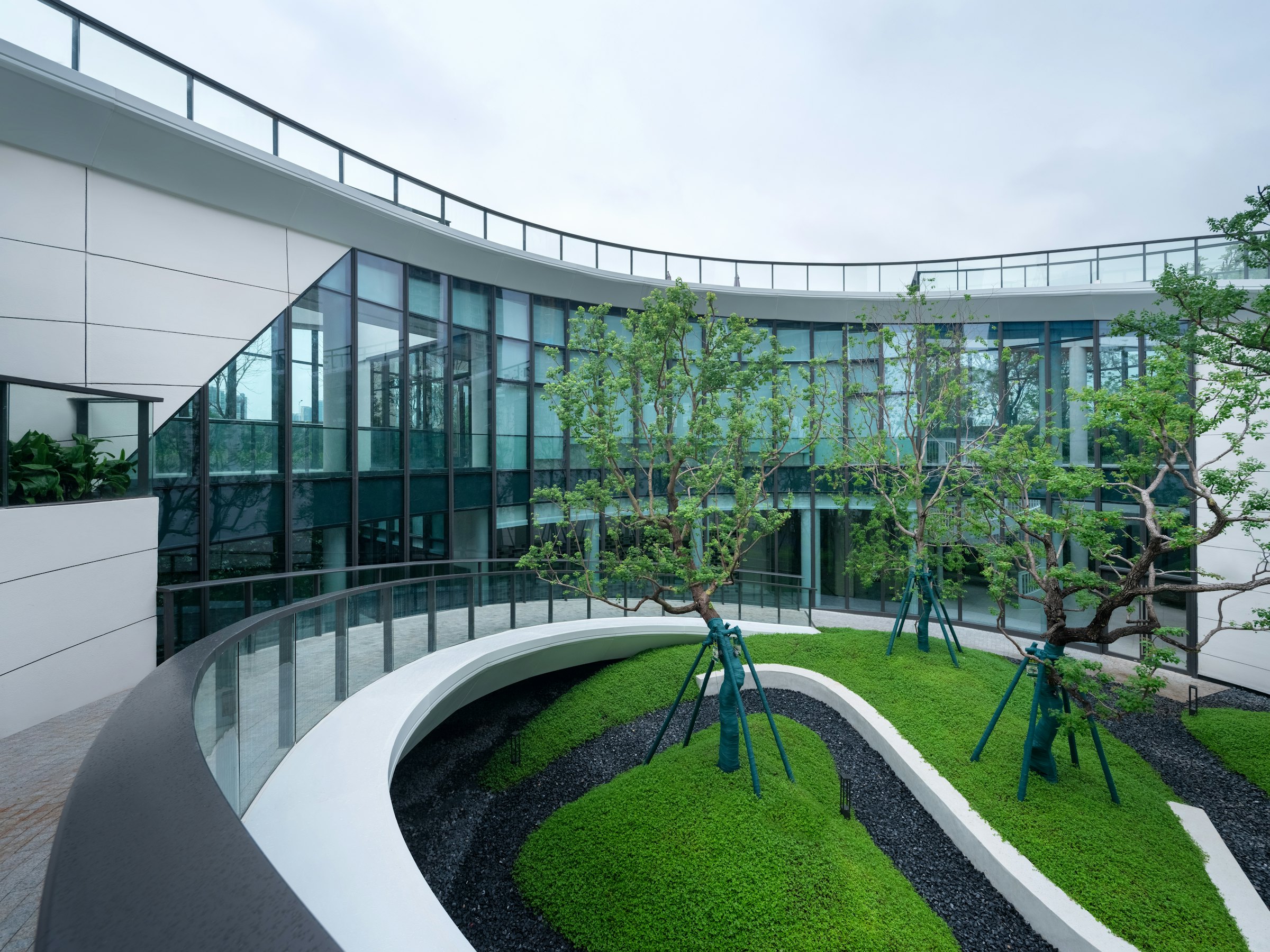 Moderne Architektur mit filigranen Metallgeländern und großflächiger Glasfassade